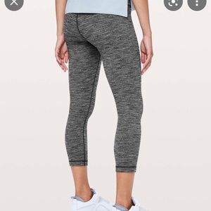 Low rise wunder under cropped Lulu leggings size 8 (variegated knit)